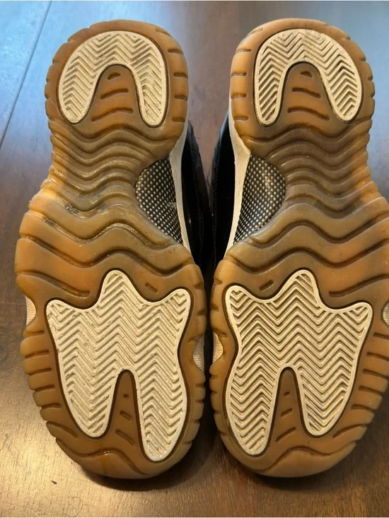 Youth 6Y Nike Air Jordan 11 Retro Low Sneakers Black Bleach Coral - Picture 9 of 9